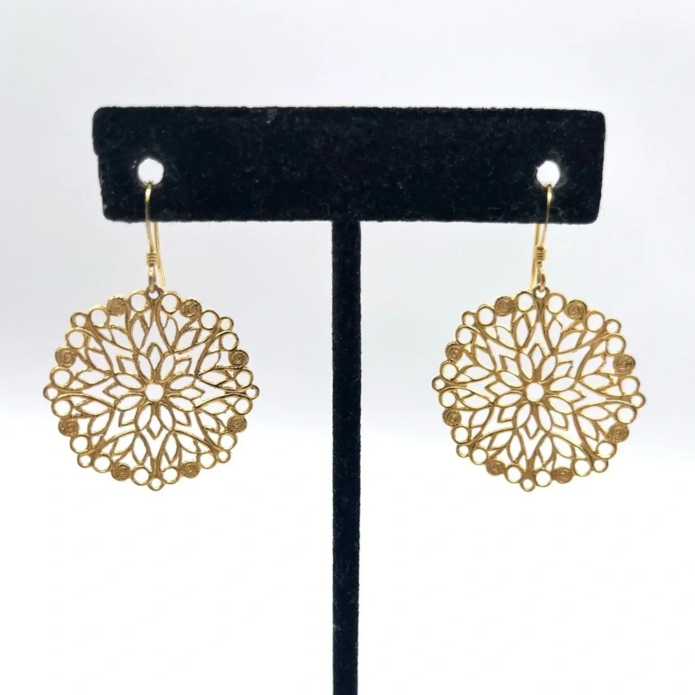 Round filigree earring with intricate design